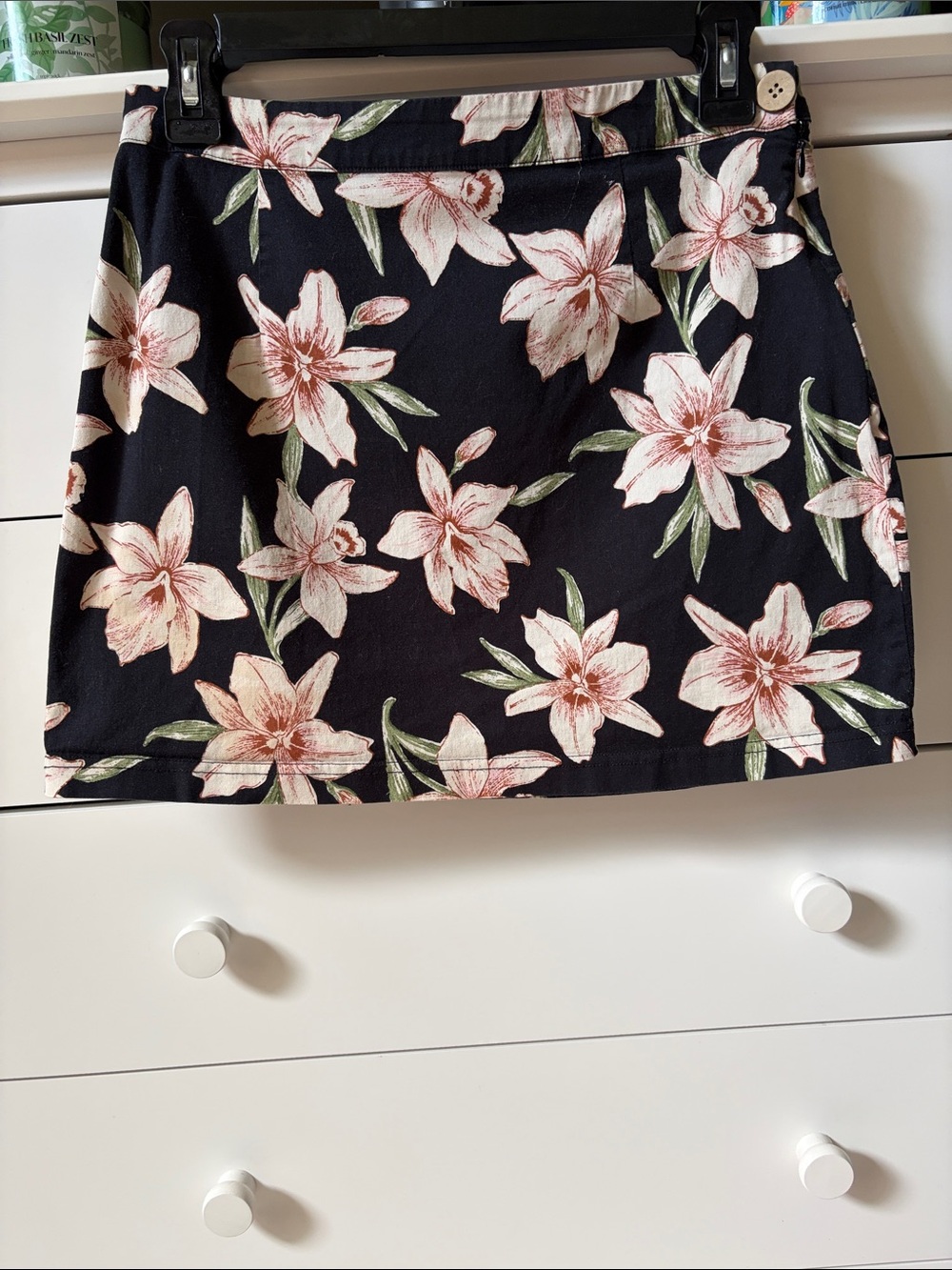 🌸 FOREVER 21 WOMENS SIZE MEDIUM FLORAL BLACK MINI SKIRT